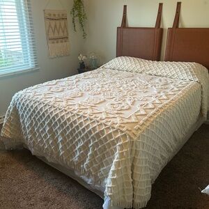 Elegant Cream Chenille Textured Bedspread. Cottage Core/Granny Core Decoration